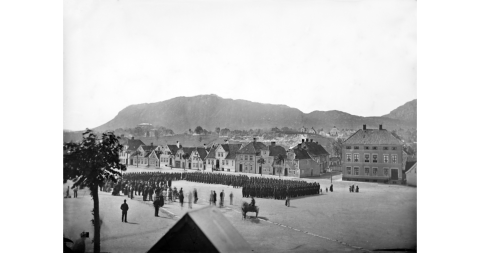 Knudsen, K. (1865). Fra Engen i Bergen, militæreksersis. 
