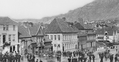 Knudsen, K. (1865). Fra Torvet i Bergen.
