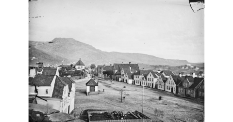 Knudsen, K. (1865). Klostret i Bergen. 
