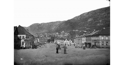 Knudsen, K. (1865). Parti av Torvet i Bergen, mot Sandviken. 