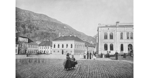 Knudsen, K. (1865). Parti fra Torvet i Bergen mot Ulriken. 