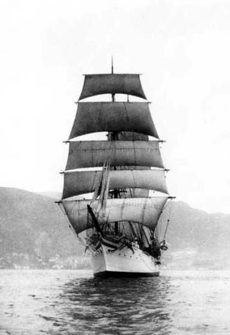 Fotorgrafi av skipet Statsraad Lemkuhl