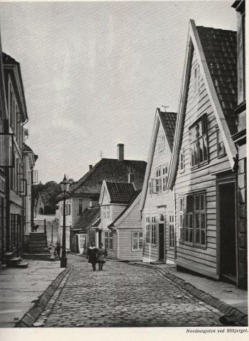 Nordnesgaten_i_Bergen_fra_Schumann-Olsen, O. (1924). Schumann Olsens Bergens-billeder. Bergen.Grieg. 