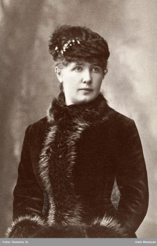 Oda Krohg ca 1888, fotografert av R. Ovesen