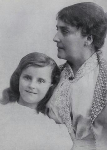 Ida Johanne Skram og Amalie Skram hos fotografen 1897