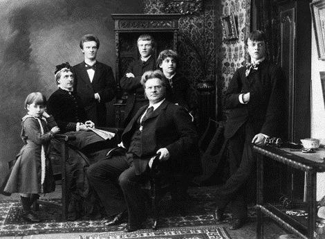 Fotografi av familien Bjørnson ca 1882