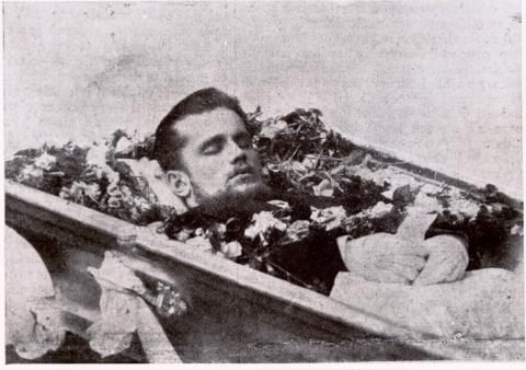 Fotografi av Emeryk i kisten etter selvmordet i 1901