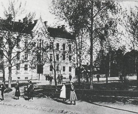  Hamar offentlige høiere allmenskole (fra 1936 Hamar Katedralskole), ca 1900.