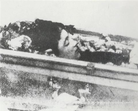 Fotografi av den døde Dagny Juel i kisten, Tbisli 1901