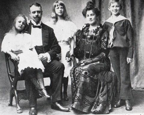 Fotografi av Gudrun Juell (Westrup) med mannen Wilhelm Westrup og adoptivbarna Ivi og Zenon Juel og Ragnhild Wergeland Stang