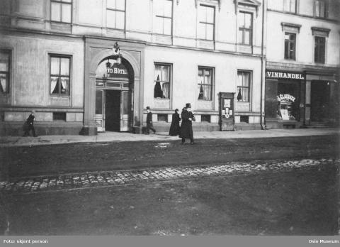 Henrik Ibsen på vei til Grand Café ca 1896