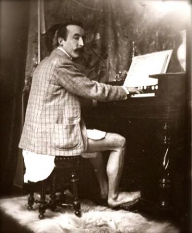 Fotografi av Paul Gauguin som spiller orgel ca 1895