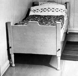 Fotografi av sengen der Edvard Munch blir født på Englaug i Løten