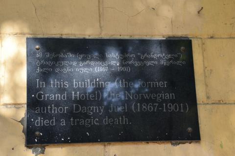 Fotografi av minneplakett på bygningen som rommet Grand Hotel i Tblisi, der Dagny Juel ble skutt