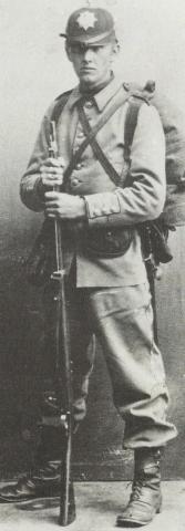Gustav Vigeland fotografert under rekruttjenesten på Gimlemoen i 1894