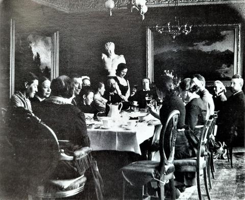 Familien Hoff-Rosenkrone samlet i Den røde sal på baroniet i Rosendal
