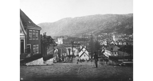 Knudsen, K. (1865). Holbergsallmenningen i Bergen. 