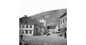 Knudsen, K. (1865). Korskirken og Bergen Bank.