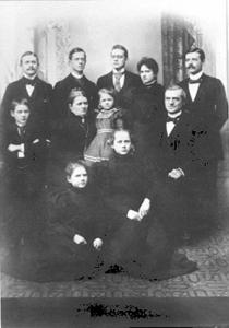 Gruppebilde av familien Fliflet i 1898