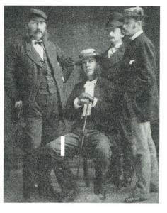 Gruppeportrett av Wilhelm Alver og tre menn i Risør på 1870-tallet