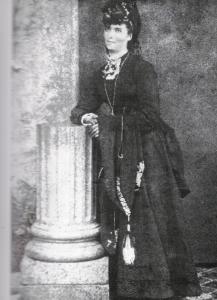 Fotografi av Amalie Müller i svart ved søyle, antakelig i Odessa ca 1870