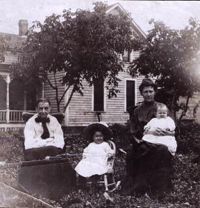 Karen Mathea Oliver med datteren Elizabeth og to barnebarn, fotografert i Fargo