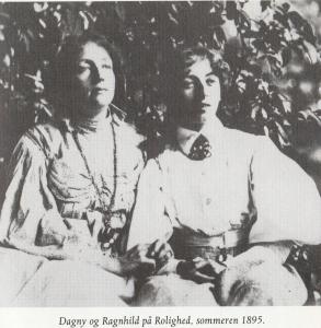 Fotografi av Dagny og Ragnhild Juel sommeren 1895