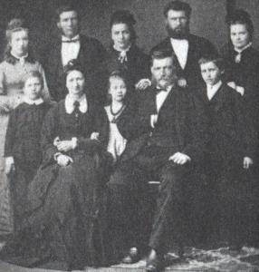 Andreas Larsen Bjølstad med kone nummer to Marie Berggrav og åtte av tolv felles barn