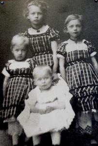 Fotografi av Astrid, Gudrun, Dagny og Ragnhild Juell som barn