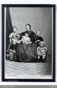 Edvard Munch som fireåring (til høyre for moren Laura) sammen med søsknene Inger Marie, Johanne Sophie, Peter Andreas og Laura Cathrine