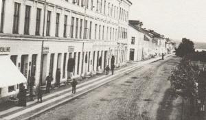 Fotografi av Strandgata på Hamar i 1880-årene