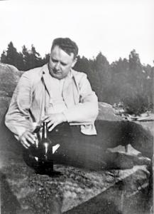 Gustav Vigeland åpner en flaske øl på Haven i Varteig 