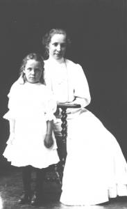 Fotografi av Inga Syvertsen med søsteren Astrid i februar 1905