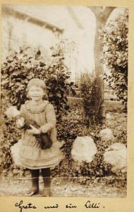 Greta Strindberg med dukken Lilli, 1886