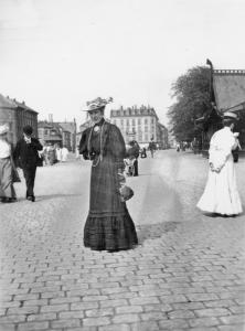 Gustav Vigeland fotograferer en kvinne på Tordenskiolds plass som antakelig er Inga Syvertsen