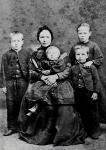 Ane Oline Garborg med de minste barna Oline, Ola, Abel og Maria ca 1860